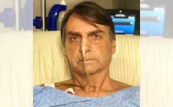 Imagem ilustrativa da imagem Carlos Bolsonaro publica foto do pai em hospital: 'situação é muito delicada'