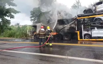 Imagem ilustrativa da imagem Carreta cegonha pega fogo e interdita BR-101 em Fundão