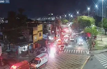 Imagem ilustrativa da imagem Casas desabam no Rio de Janeiro e deixam uma mulher morta e 9 feridos