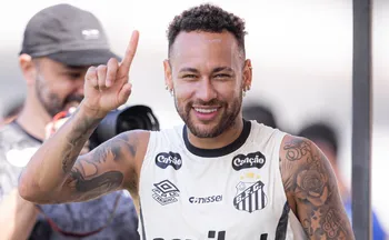 Imagem ilustrativa da imagem Pai nega aposentadoria de Neymar na seleção e diz que 'Copa é daqui 4 anos'