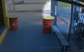 Imagem ilustrativa da imagem VÍDEO | Entregador é rendido e tem bicicleta elétrica levada por criminosos