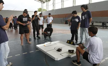 Imagem ilustrativa da imagem Futebol e até sumô de robôs desenvolvido por alunos na Serra