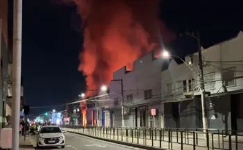 Imagem ilustrativa da imagem VÍDEO | Incêndio de grandes proporções atinge galpão com móveis em Cariacica
