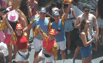 Imagem ilustrativa da imagem Com pop e funk, Bloco Subúrbio arrasta público no centro de Vitória