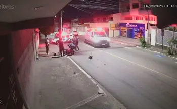Imagem ilustrativa da imagem Motociclista morre após colidir com poste em avenida de Vila Velha; veja vídeo