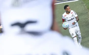 Imagem ilustrativa da imagem Neymar desabafa sobre pressão no Brasil: Por que não posso fazer as coisas normais?