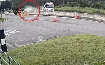 Imagem ilustrativa da imagem VÍDEO | Acidente entre carreta e carro deixa quatro feridos na BR-101 no ES