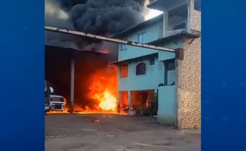 Imagem ilustrativa da imagem VÍDEO | Incêndio de grandes proporções atinge oficina mecânica na Serra