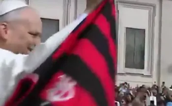 Imagem ilustrativa da imagem VÍDEO | Papa Leão 14 recebe camisa do Flamengo durante saudação no Vaticano