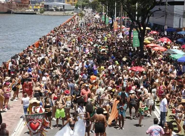 Imagem ilustrativa da imagem Bloco Regional da Nair arrasta multidão no Centro