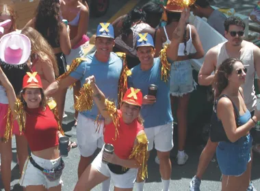 Imagem ilustrativa da imagem Com pop e funk, Bloco Subúrbio arrasta público no centro de Vitória