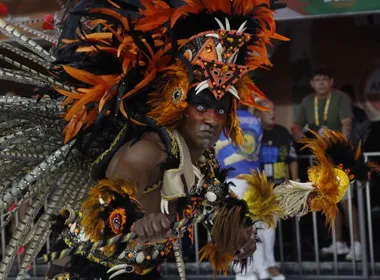 Imagem ilustrativa da imagem Rosas de Ouro leva a história de São Mateus ao Sambão do Povo. Veja fotos.