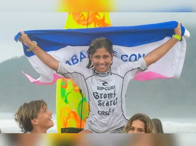 Vinícius, atacante do Vitória, é marcado de perto por Lucas Dedé, zagueiro do Forte. Times empataram em 1 a 1 pela partida de ida das quartas de final