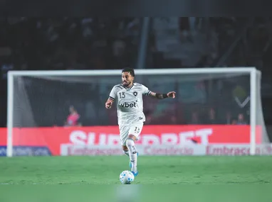 Jorginho cobrando pênalti na partida contra o Santos