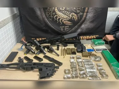 Imagem ilustrativa da imagem Armamento e drogas são encontrados em casa de suspeito preso após ameaçar vizinhos