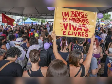 PM recebe denúncia de surto psicótico e acha roqueiro cantando em banheiro no PR