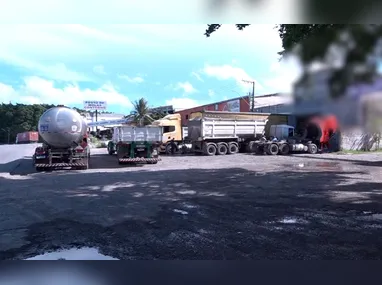 Acidente envolveu um carro e duas motocicletas