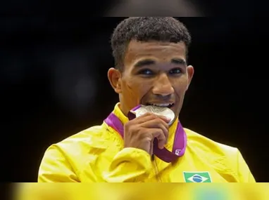 Imagem ilustrativa da imagem Campeão olímpico, capixaba esquiva falcão vende medalha conquistada em Londres 2012