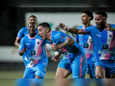 Jogadores do Vitória disputam a bola com a equipe do Real Noroeste