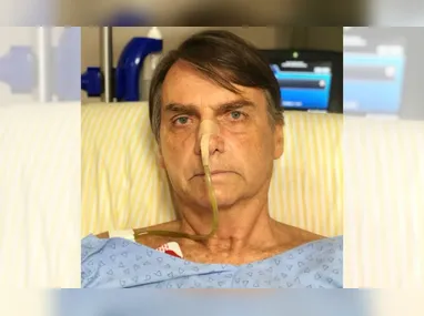Imagem ilustrativa da imagem Carlos Bolsonaro publica foto do pai em hospital: 'situação é muito delicada'