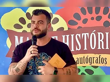 Pescadores participam da procissão levando suas canoas, reforçando a ligação histórica entre a comunidade de Marataízes e a atividade pesqueira