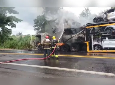 Com o impacto, uma das carretas foi arremessada para a lateral da via e tombou