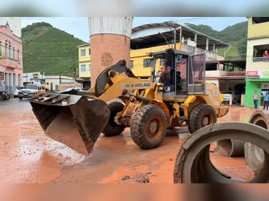 Parte da casa foi danificada, principalmente a sala e um dos quartos.