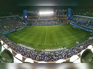 Filipe Luís está pressionado.