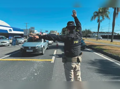 Carreta tombou e interditou trecho da rodovia