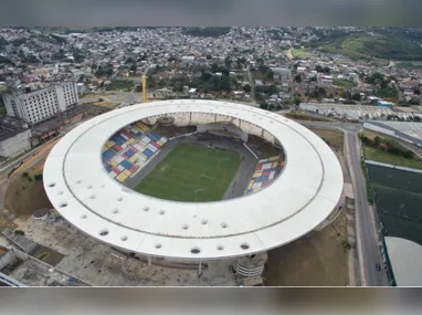Breno Melo e Thainler se abraçam e comemoram o terceiro gol do Rio Branco