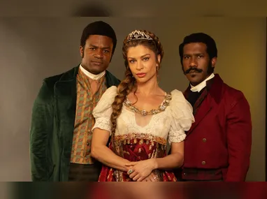 Melhor amiga e sócia de Beja. Mulher trans, culta e intuitiva, é salva da fogueira pela cortesã