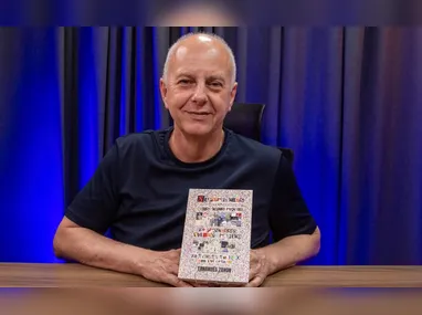 O petroleiro Shenlong Suezmax, com bandeira da Libéria, carregado com petróleo bruto da Arábia Saudita, que chegou após atravessar o Estreito de Ormuz, é visto no Porto de Mumbai, em Mumbai, na Índia