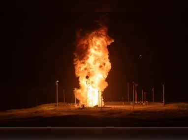 Navio trafegando no Estreito de Ormuz