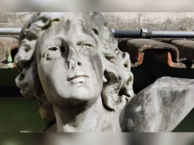 Poste em chamas na Rua São Paulo, em Itapuã