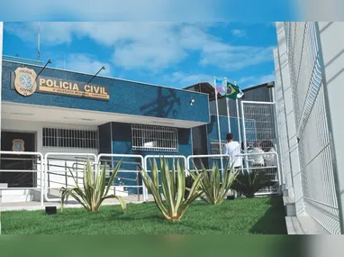 Cães farejadores da Polícia Penal localizaram as drogas escondidas sob as pedras