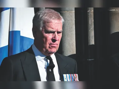 Apoiadores do réu se manifestavam do lado de fora do tribunal, já seus críticos se reuniram nas proximidades, exigindo a pena de morte