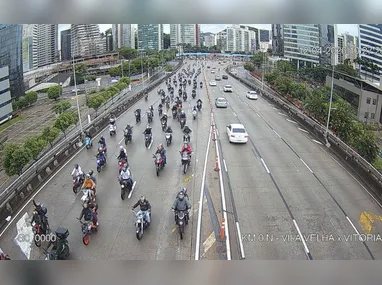 Fiéis acompanham a imagem de Nossa Senhora da Penha na Romaria das Mulheres deste domingo (12)