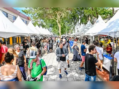 Montagem da exposição “Amazônia”, que conta com mais de 200 fotos e  propõe uma jornada sensorial e imersiva com  imagens suspensas