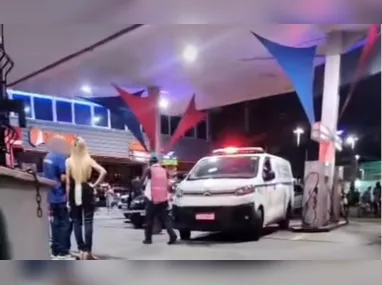 Entregador estava parado na calçada quando foi distraído por um dos suspeitos enquanto o ouro rendeu ele pelas costas