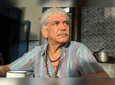 Latino postou uma foto da frente do ônibus amassada