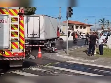 Imagem ilustrativa da imagem Jovem de 19 anos morre em acidente entre moto e caminhão em Vila Velha