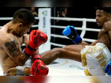 Carlos Vitor, do Vitória, é marcado  de perto pelo jogador do Forte