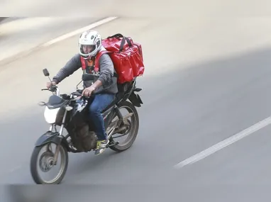 Imagem ilustrativa da imagem Motoboy terá adicional de risco a partir de abril; entregador de apps fica de fora