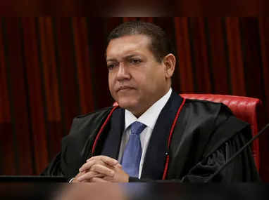 Flávio Bolsonaro e o presidente Lula serão os principais concorrentes à presidência em 2026