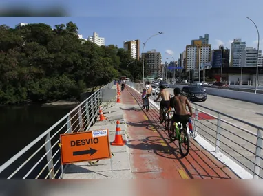 Homem observa destruição: perigo