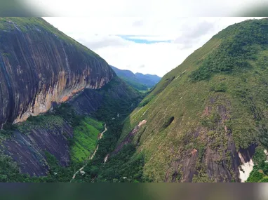 A Pedra do Submarino, a 7 quilômetros do centro de Brejetuba, é o destino ideal para quem curte fazer trilha na mata e apreciar a cidade do alto