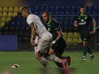 Matheus Firmino e Víctor Rangel celebram juntos o gol do Porto Vitória