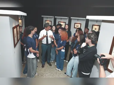 Público vibrando durante competição de skate.