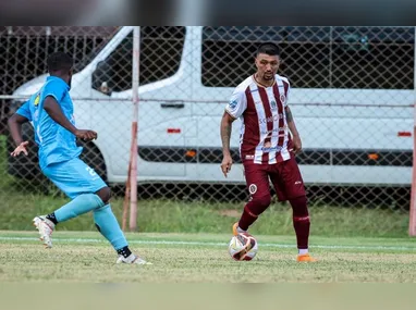 João Paulo comemora, ao lado de Gustavo Tonoli, o primeiro dos dois gols que marcou contra o Forte