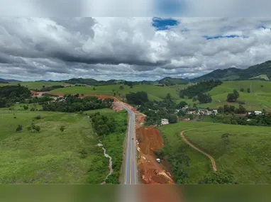 Carreta tombou e interditou trecho da rodovia